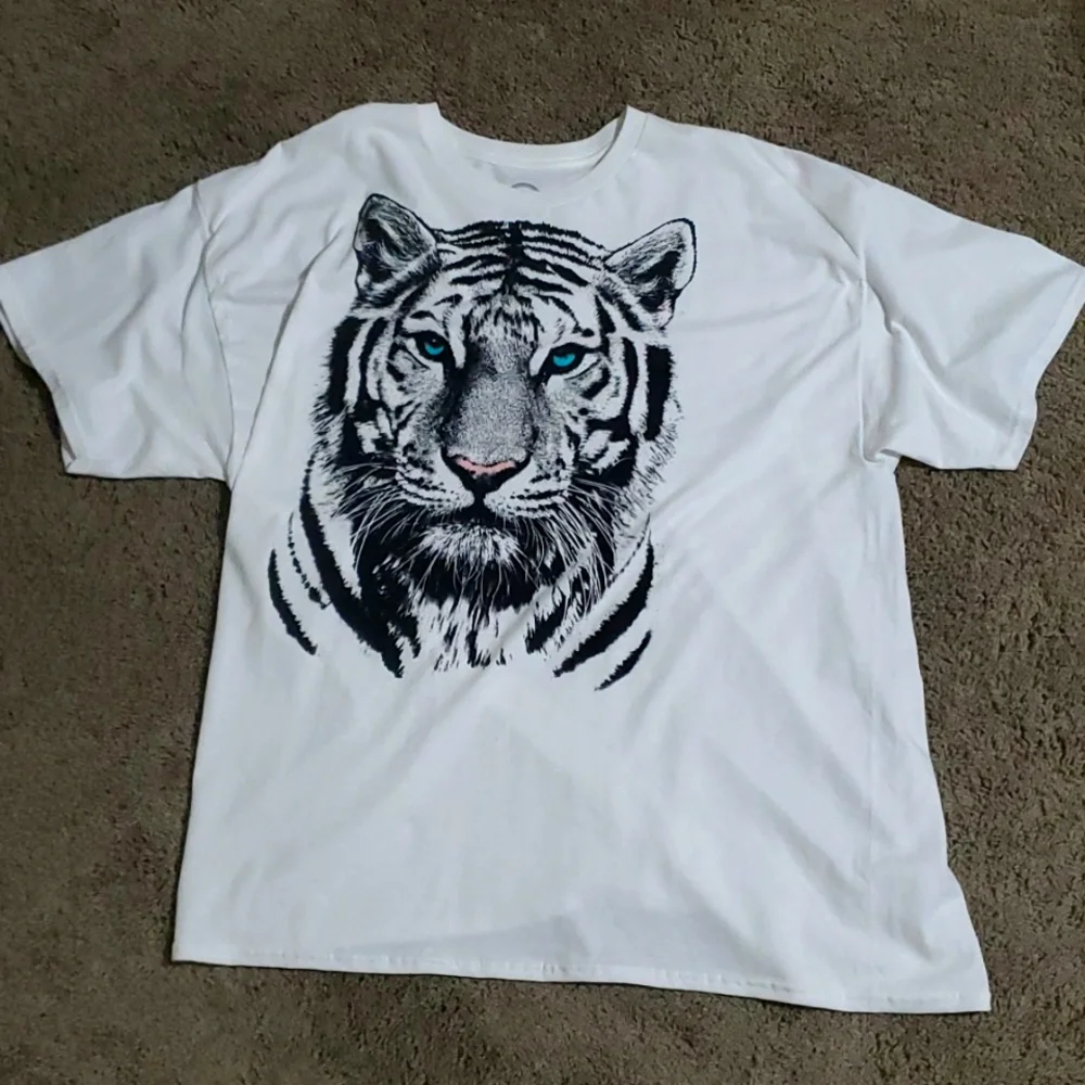 Tiger Graphic t shirt - Picture 1 of 3